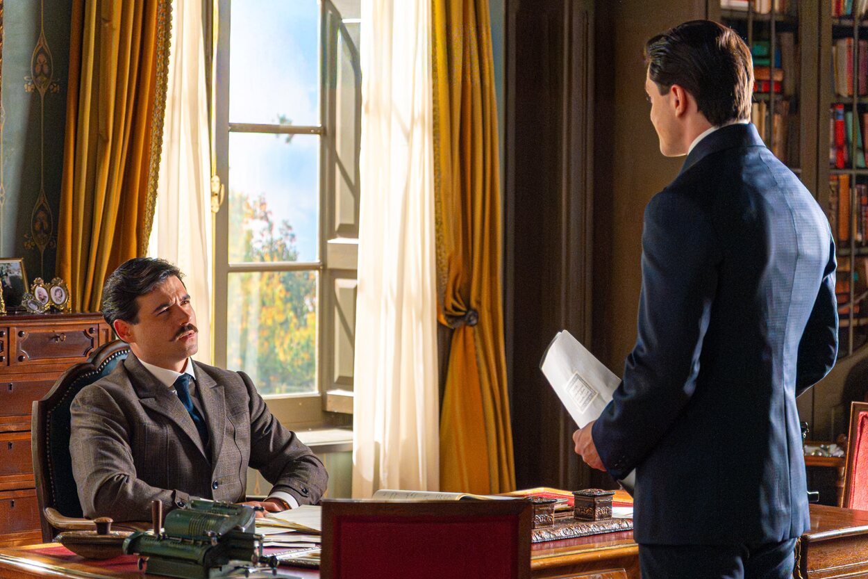 Manuel y Ciro en una escena de 'La promesa'