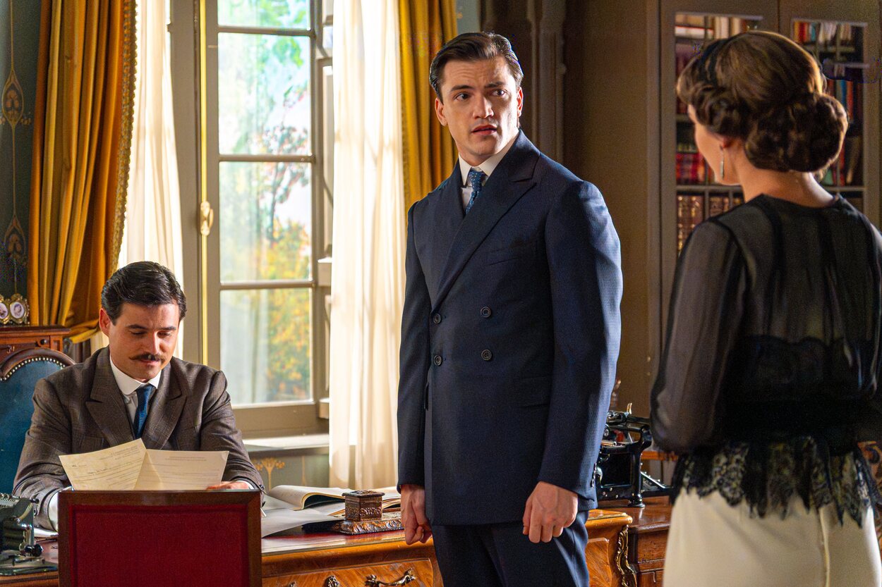 Manuel, Ciro y Julieta en una escena de 'La promesa'