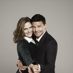 David Boreanaz y Emily Deschanel en una fotografía promocional de 'Bones'