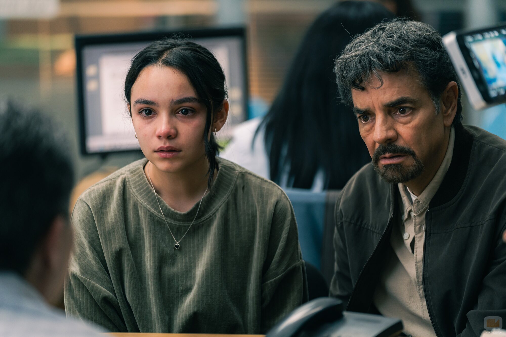 Eugenio Derbez y Dariana Delbouis en una foto promocional de 'El juicio'