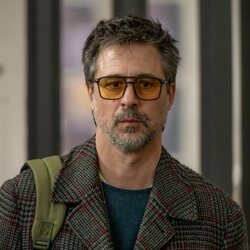 Hugo Silva en 1x01 titulado 'Episode #1.1' de 'Rojo sobre blanco'