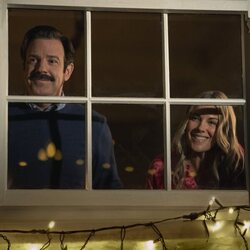 Andrea Anders y Jason Sudeikis en 4x06 'Ya no saltes mucho' de 'Ted Lasso'