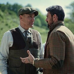 Michele Morrone y Vinnie Jones en la temporada 2 y el capítulo 01 de 'The Gentlemen: La serie'