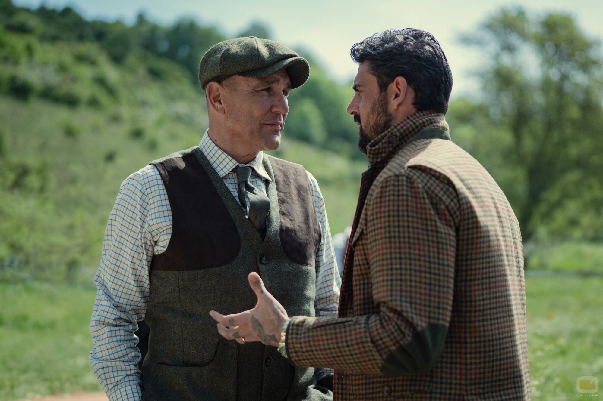Michele Morrone y Vinnie Jones en la temporada 2 y el capítulo 01 de 'The Gentlemen: La serie'