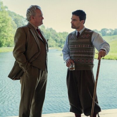 Hugh Bonneville y Theo James en 2x01 'El camino al reino' de 'The Gentlemen: La serie'