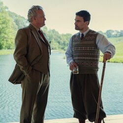 Hugh Bonneville y Theo James en 2x01 'El camino al reino' de 'The Gentlemen: La serie'