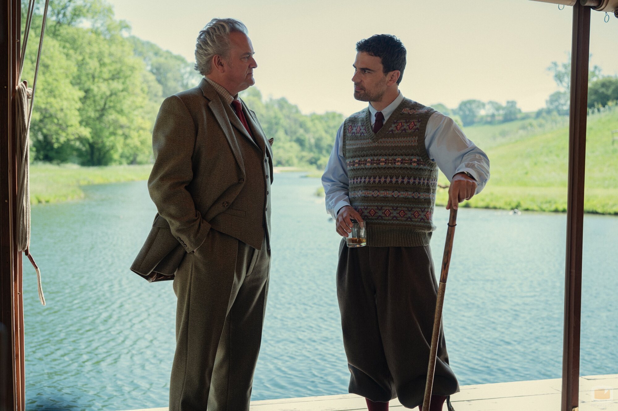 Hugh Bonneville y Theo James en 2x01 'El camino al reino' de 'The Gentlemen: La serie'