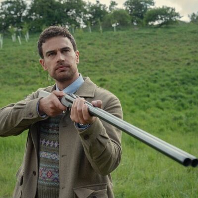 Theo James en 2x01 titulado 'El camino al reino' de 'The Gentlemen: La serie'