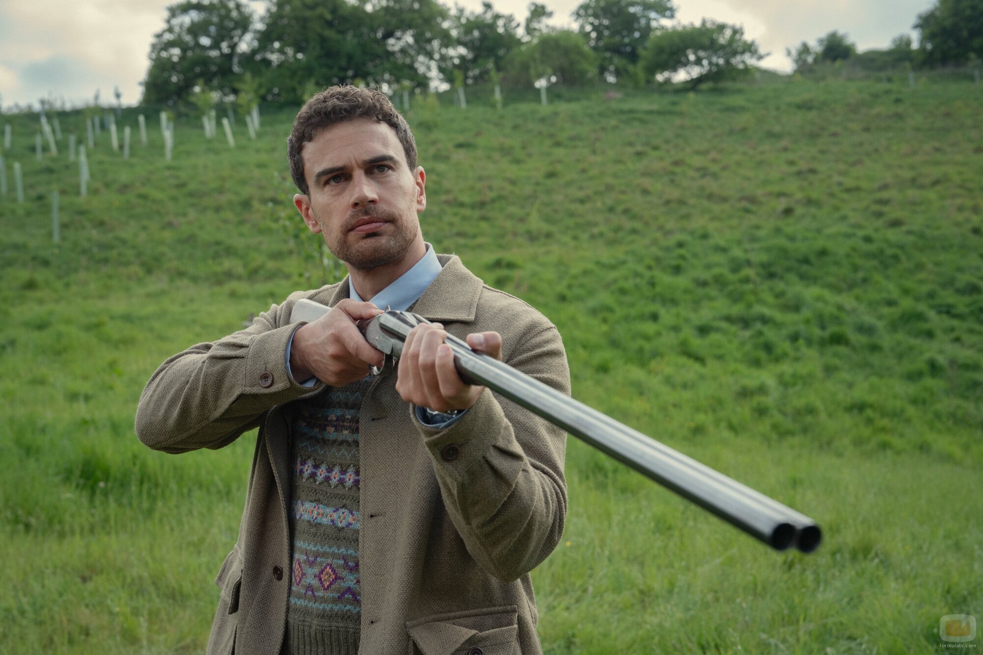 Theo James en 2x01 titulado 'El camino al reino' de 'The Gentlemen: La serie'