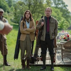 Harry Goodwins y Ruby Sear en 'El camino al reino' de 'The Gentlemen'