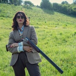 Kaya Scodelario en 2x01 titulado 'El camino al reino' de 'The Gentlemen: La serie'