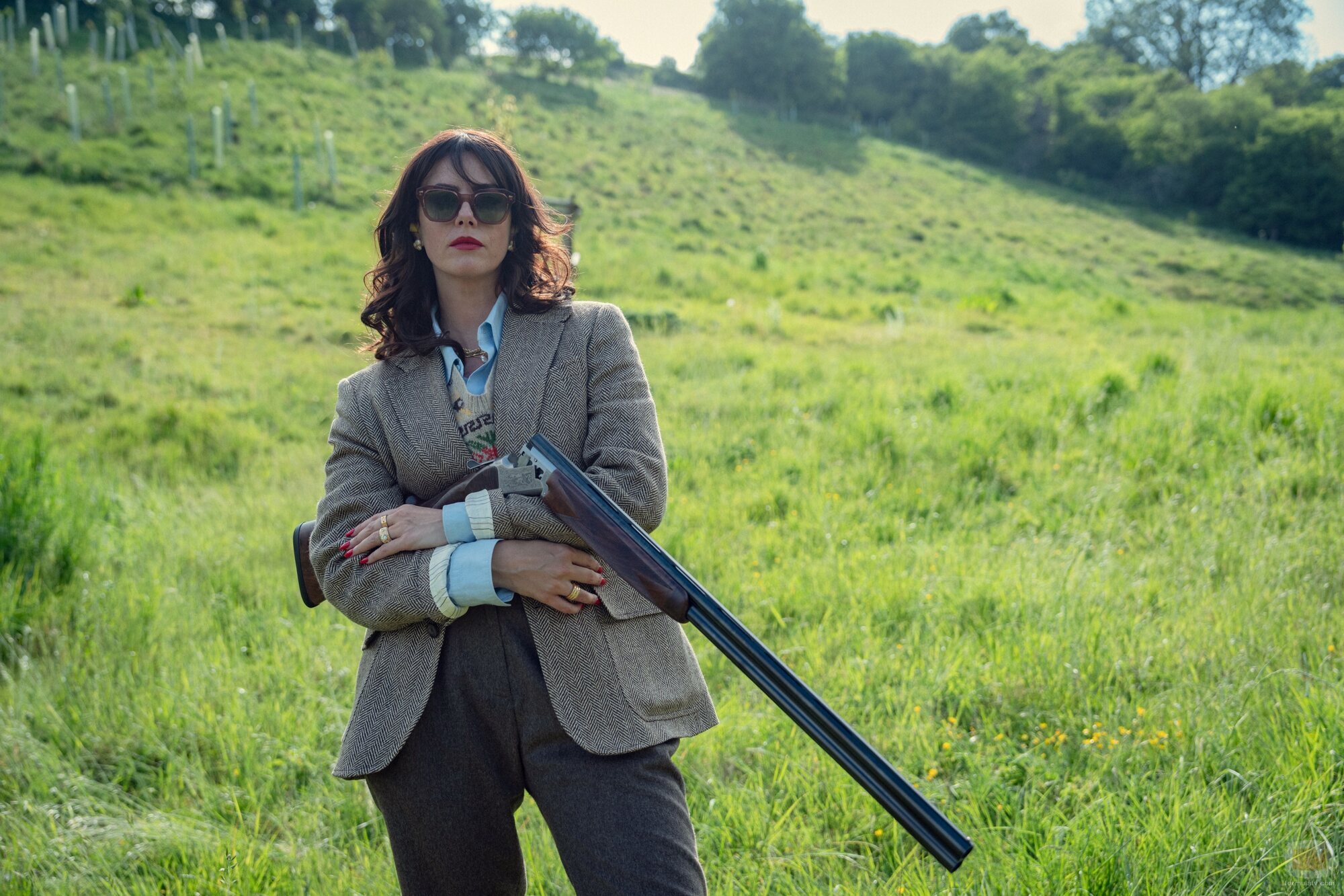 Kaya Scodelario en 2x01 titulado 'El camino al reino' de 'The Gentlemen: La serie'