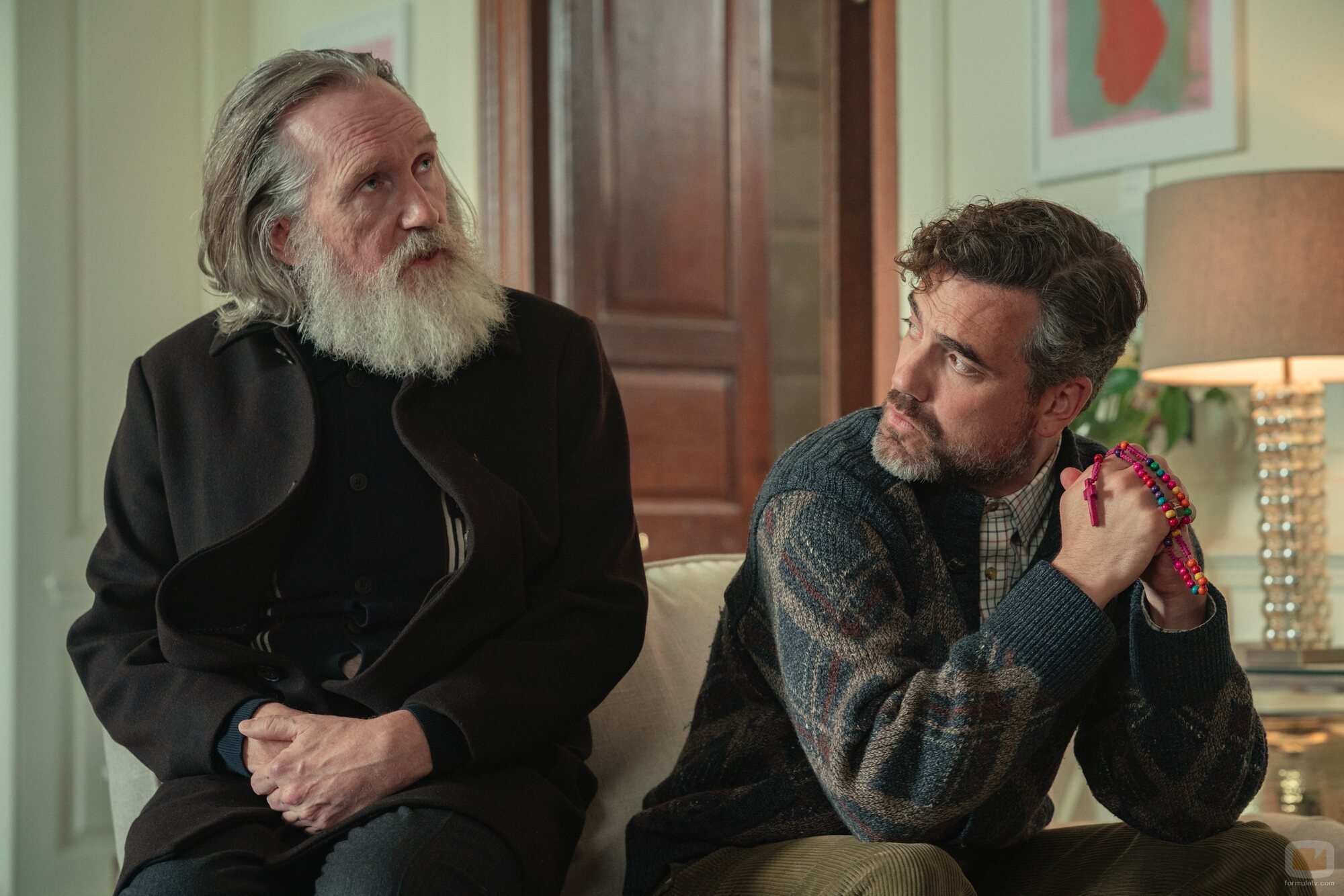 Pearce Quigley y Daniel Ings en 2x02 titulado 'Hay una rata en la cocina' de 'The Gentlemen: La serie'