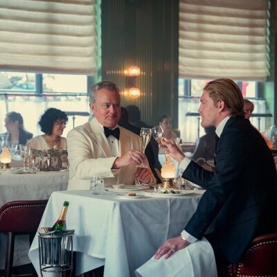 Harry Goodwins y Hugh Bonneville en 'Hay una rata en la cocina' de 'The Gentlemen: La serie'