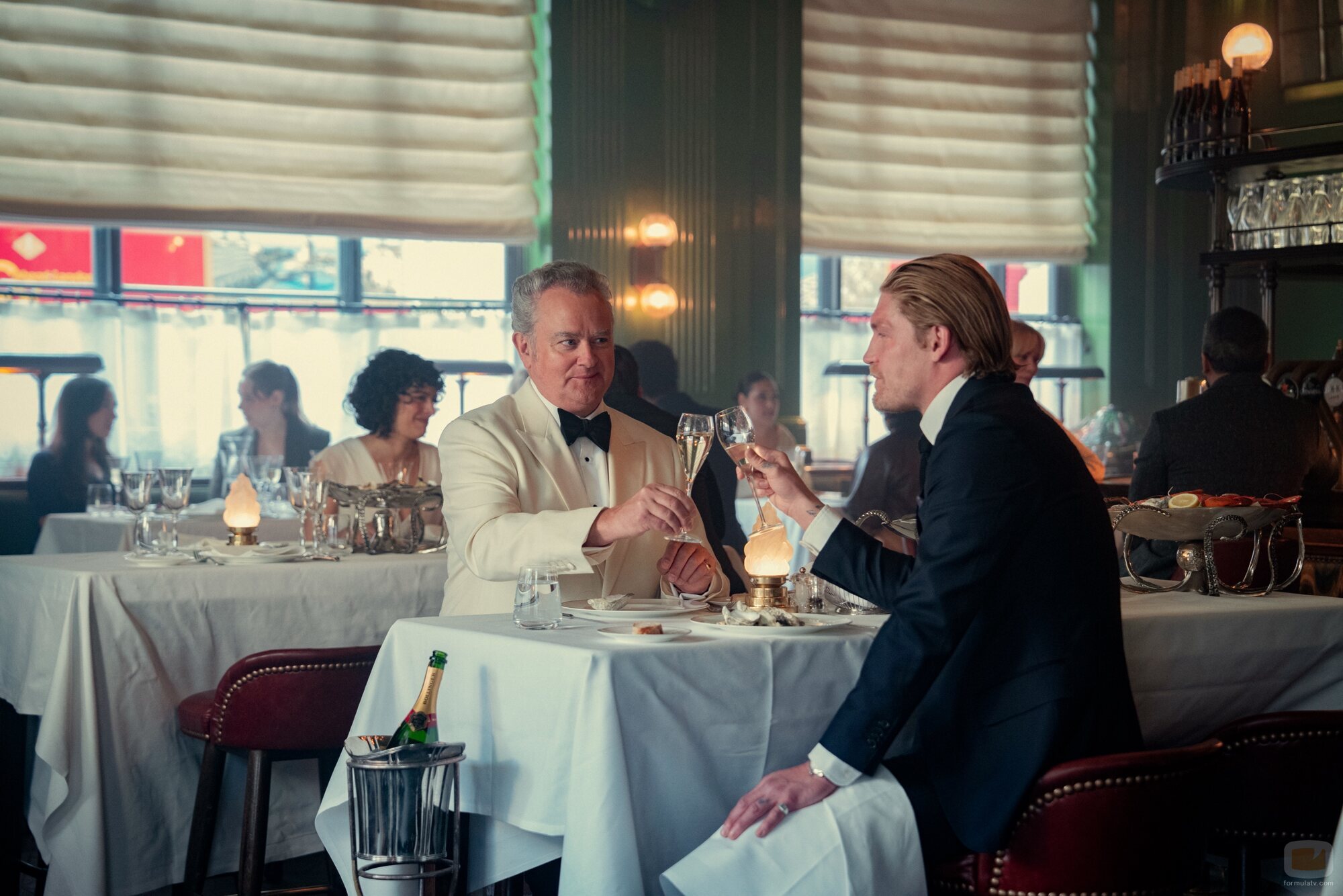 Harry Goodwins y Hugh Bonneville en 'Hay una rata en la cocina' de 'The Gentlemen: La serie'