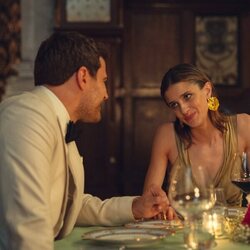 Theo James y Benedetta Porcaroli en 2x02 titulado 'Hay una rata en la cocina' de 'The Gentlemen: La serie'