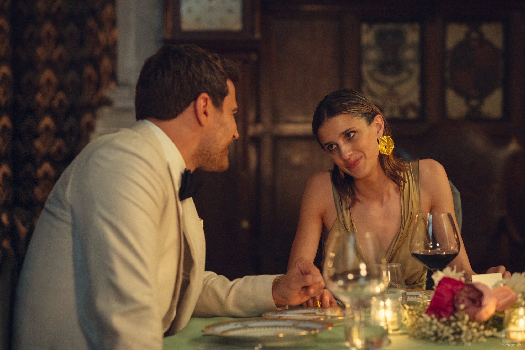 Theo James y Benedetta Porcaroli en 2x02 titulado 'Hay una rata en la cocina' de 'The Gentlemen: La serie'