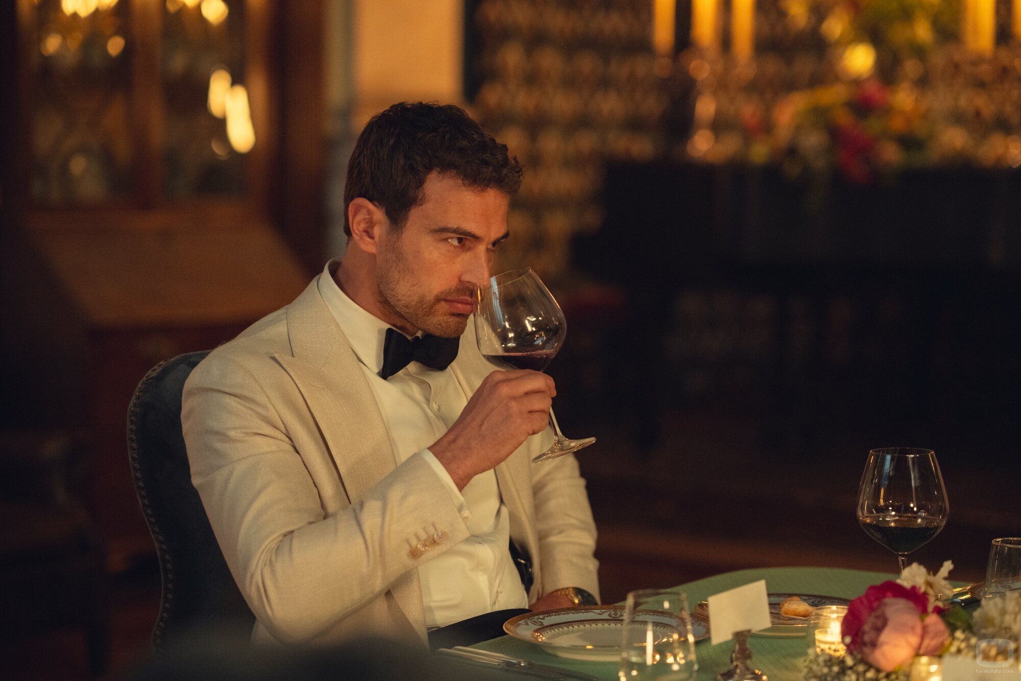 Theo James en el 2x02 de 'The Gentlemen'