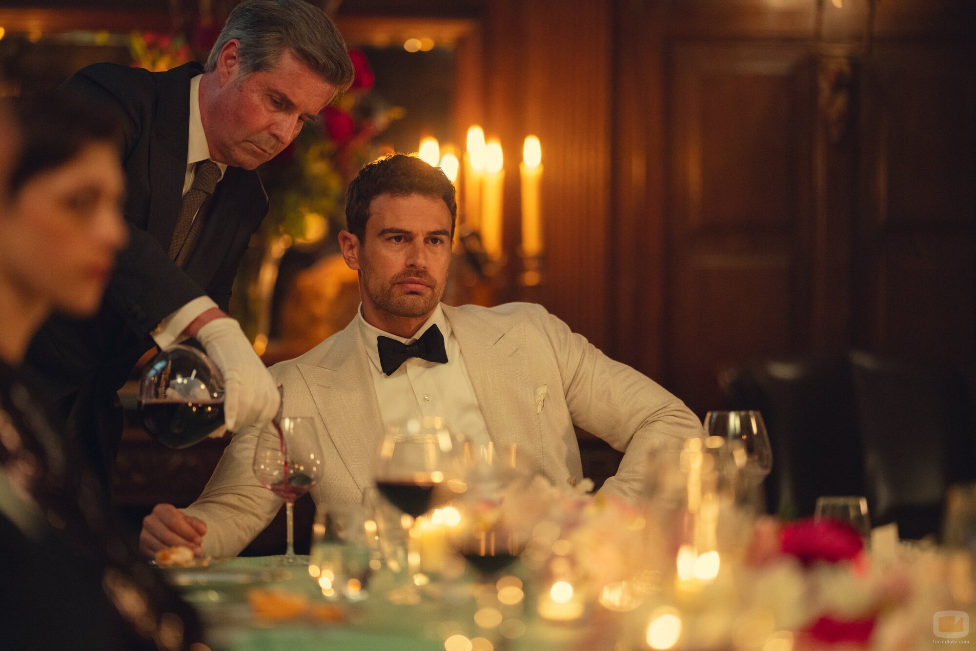 Theo James en 2x02 titulado 'Hay una rata en la cocina' de 'The Gentlemen: La serie'