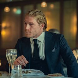 Harry Goodwins en Capítulo 2 titulado 'Hay una rata en la cocina' de 'The Gentlemen: La serie'