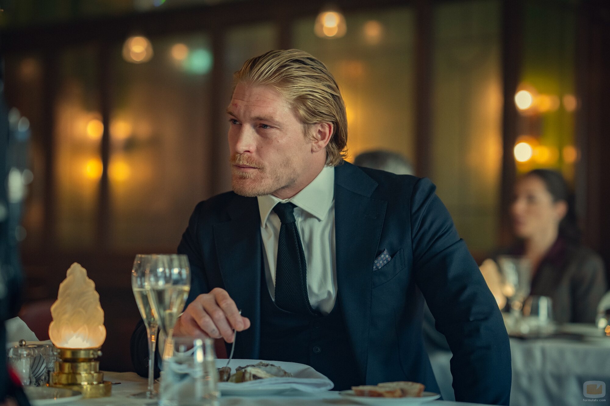 Harry Goodwins en Capítulo 2 titulado 'Hay una rata en la cocina' de 'The Gentlemen: La serie'