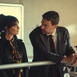 Kaya Scodelario y Theo James en 2x04 titulado 'La visión del conjunto' de 'The Gentlemen: La serie'