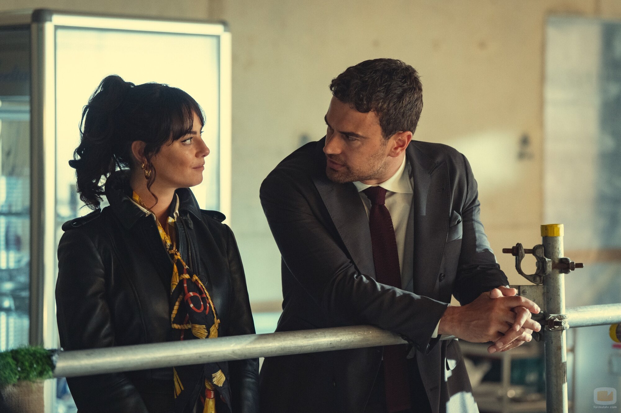 Kaya Scodelario y Theo James en 2x04 titulado 'La visión del conjunto' de 'The Gentlemen: La serie'