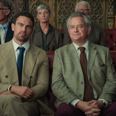 Theo James y Hugh Bonneville en 2x04 titulado 'La visión del conjunto' de 'The Gentlemen: La serie'