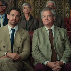 Theo James y Hugh Bonneville en 2x04 titulado 'La visión del conjunto' de 'The Gentlemen: La serie'