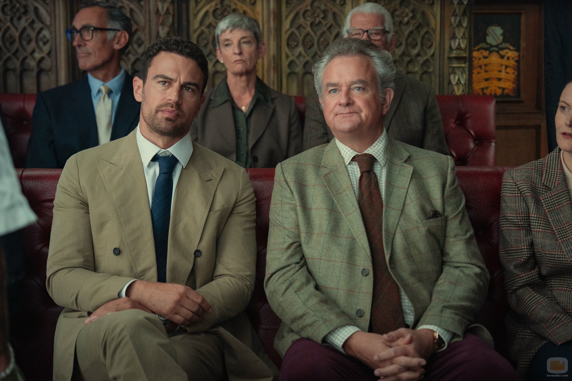 Theo James y Hugh Bonneville en 2x04 titulado 'La visión del conjunto' de 'The Gentlemen: La serie'
