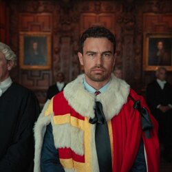 Theo James en 'La visión del conjunto' de 'The Gentlemen'