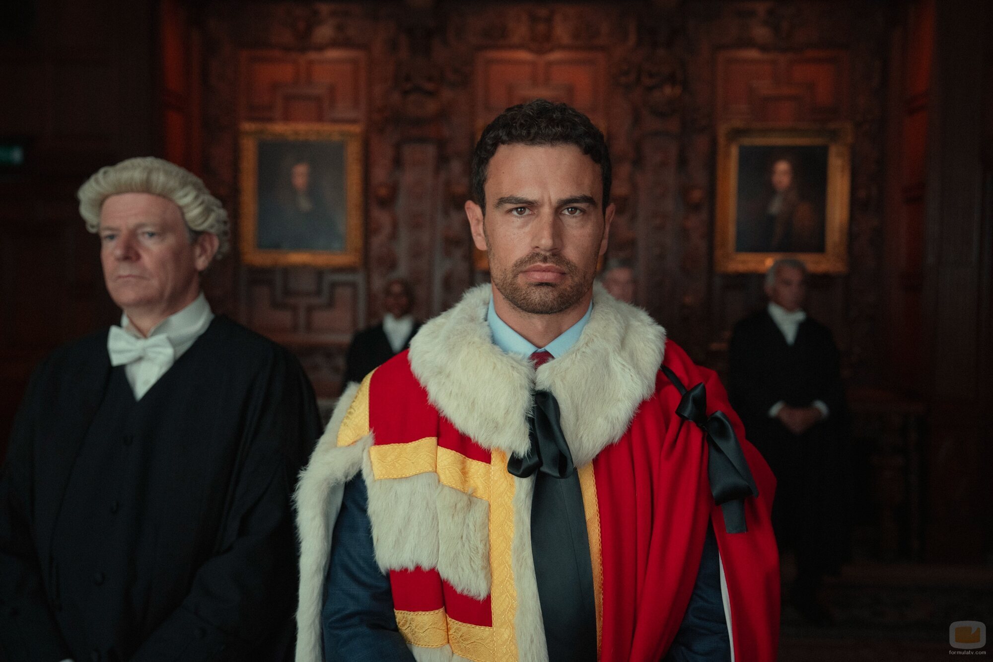 Theo James en 'La visión del conjunto' de 'The Gentlemen'