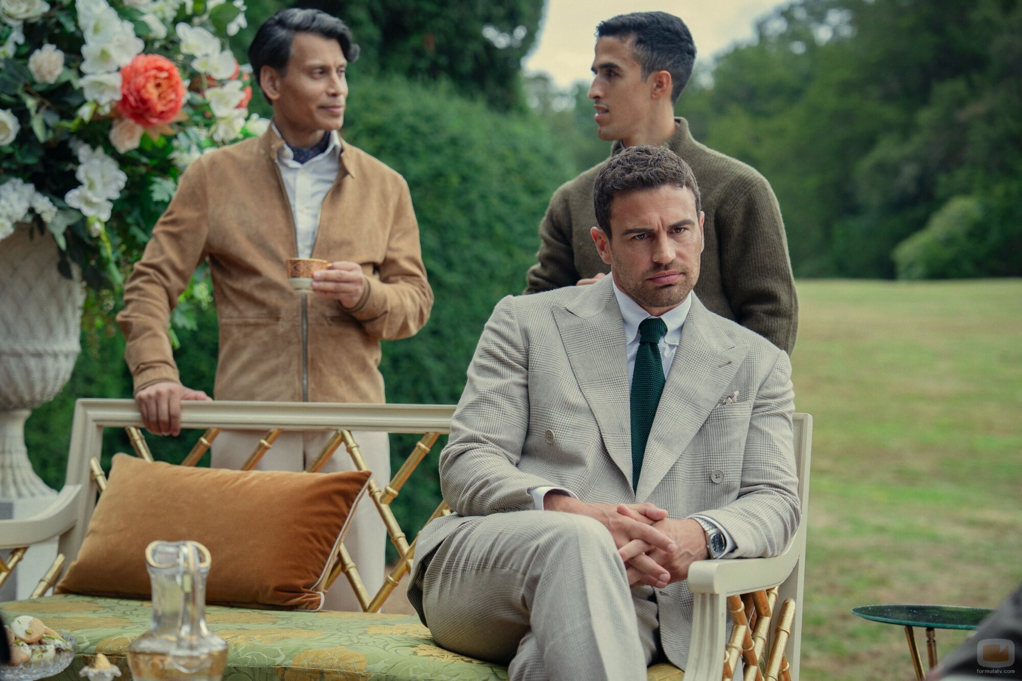Theo James en 2x04 titulado 'La visión del conjunto' de 'The Gentlemen: La serie'