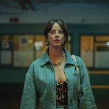 Kaya Scodelario en 2x05 titulado 'Una carretera secundaria a las afueras de Basingstoke' de 'The Gentlemen: La serie'