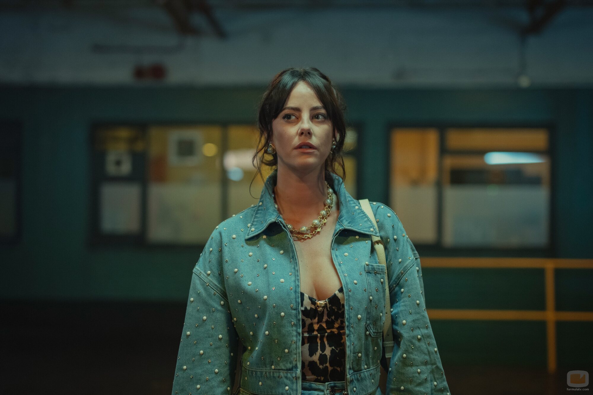 Kaya Scodelario en 2x05 titulado 'Una carretera secundaria a las afueras de Basingstoke' de 'The Gentlemen: La serie'