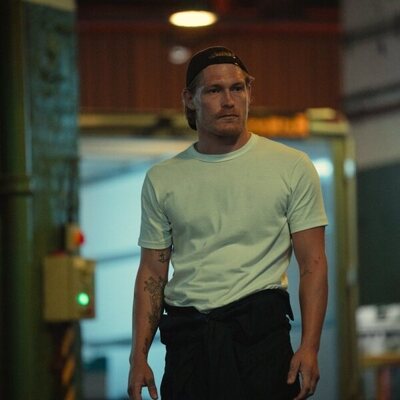Harry Goodwins en 2x05 titulado 'Una carretera secundaria a las afueras de Basingstoke' de 'The Gentlemen: La serie'