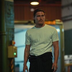 Harry Goodwins en 2x05 titulado 'Una carretera secundaria a las afueras de Basingstoke' de 'The Gentlemen: La serie'