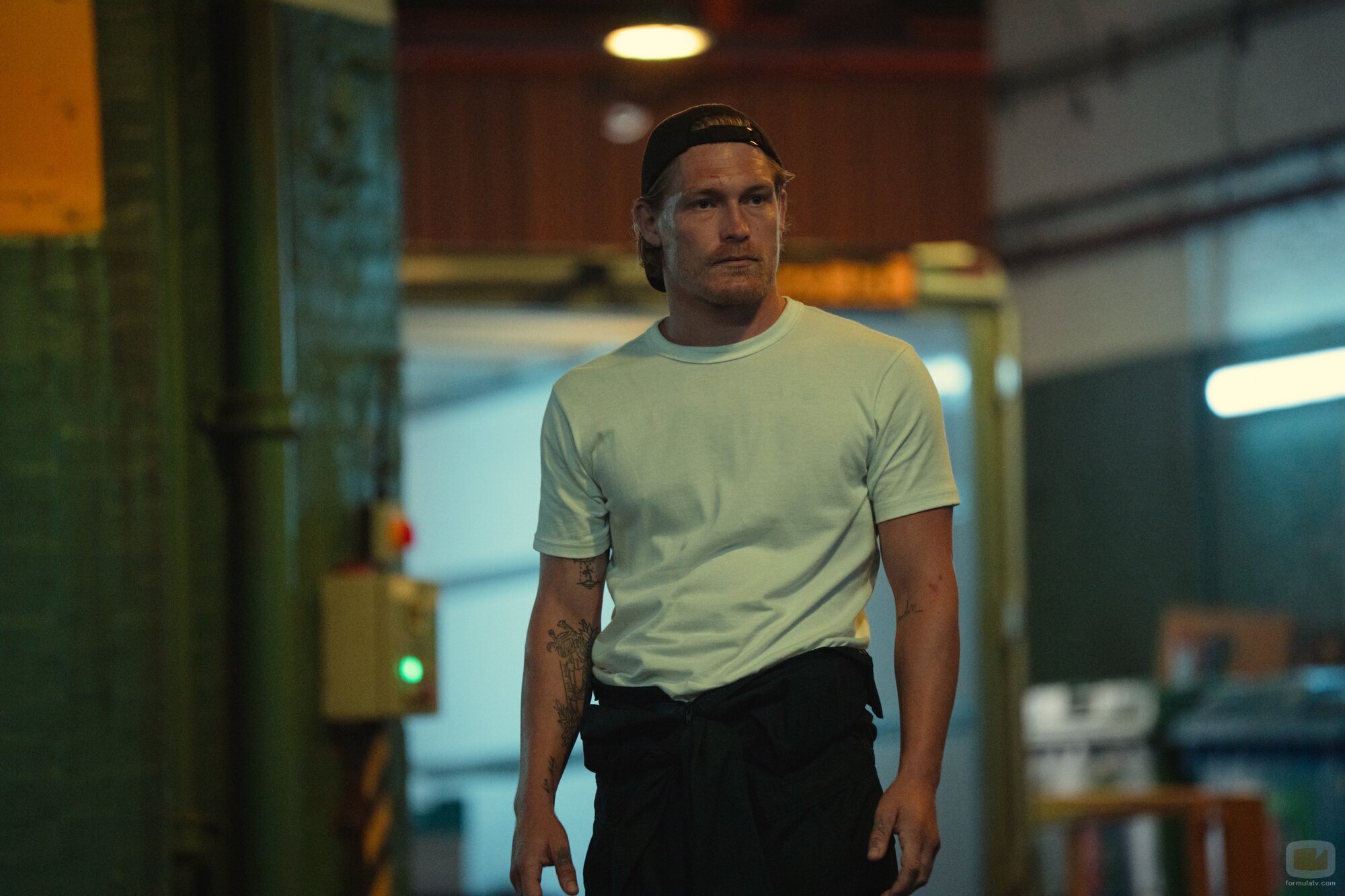 Harry Goodwins en 2x05 titulado 'Una carretera secundaria a las afueras de Basingstoke' de 'The Gentlemen: La serie'