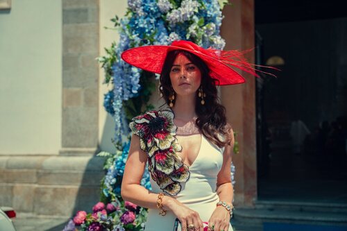 Kaya Scodelario en 2x06 titulado 'Las campanas de San Domenico' de 'The Gentlemen: La serie'
