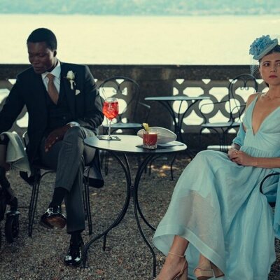 Jasmine Blackborow y Benjamin Clémentine en el 2x06 de 'The Gentlemen'