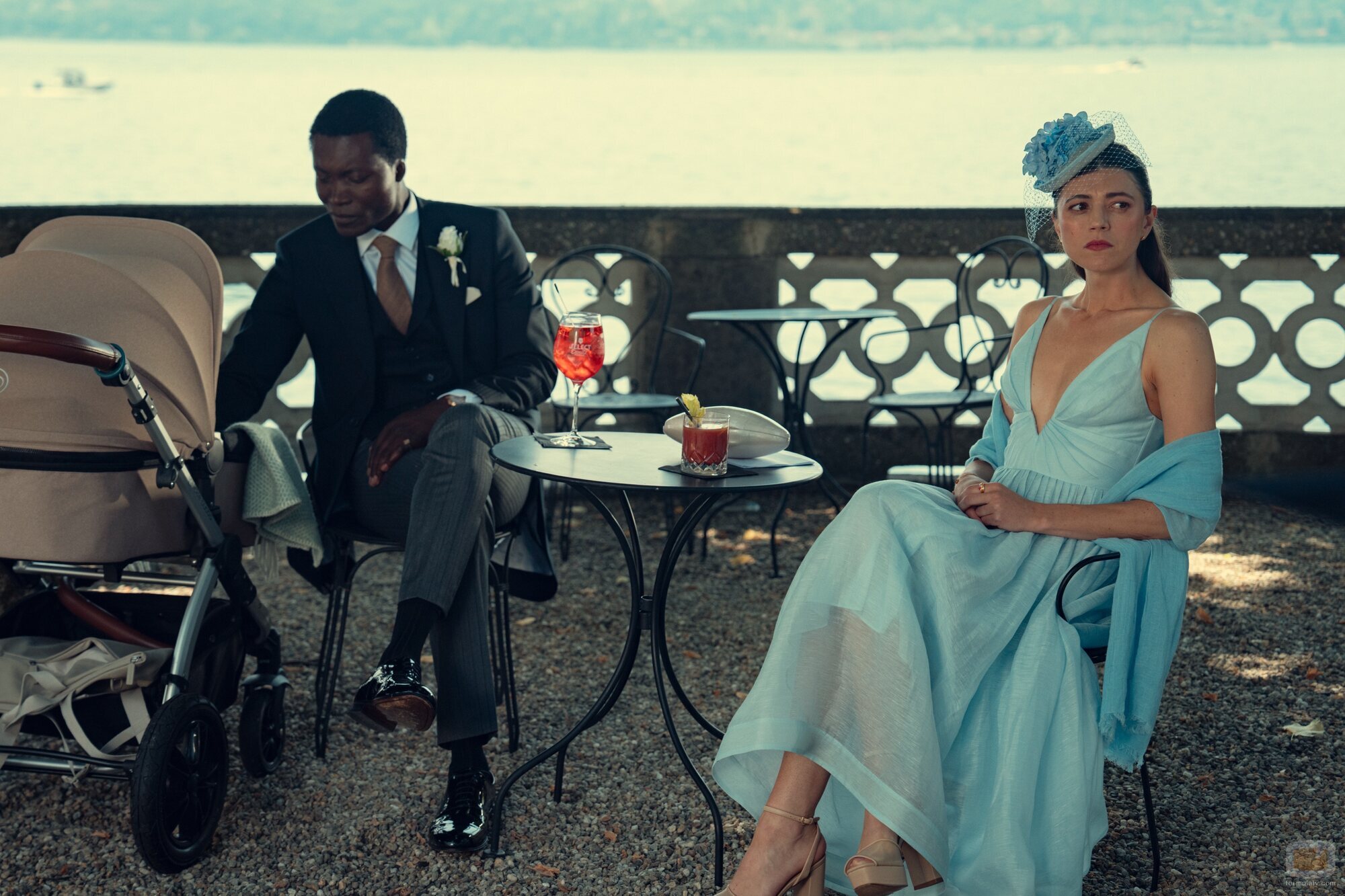 Jasmine Blackborow y Benjamin Clémentine en el 2x06 de 'The Gentlemen'