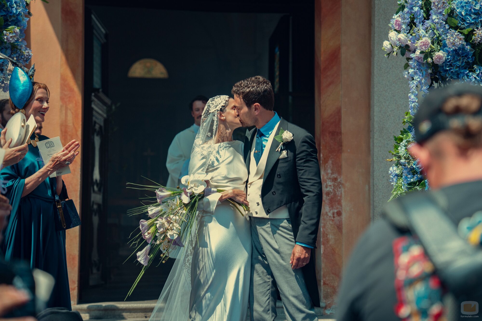 Benedetta Porcaroli y Theo James en 2x06 'Las campanas de San Domenico' de 'The Gentlemen: La serie'
