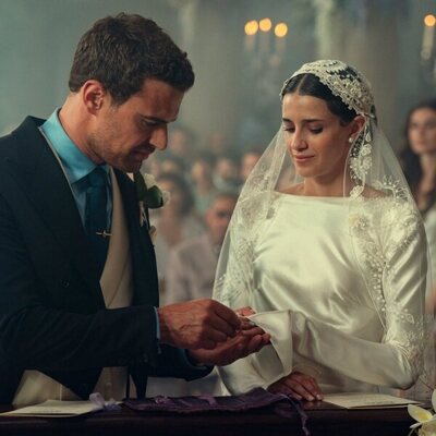 Benedetta Porcaroli y Theo James en 'Las campanas de San Domenico' de 'The Gentlemen: La serie'