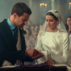 Benedetta Porcaroli y Theo James en 'Las campanas de San Domenico' de 'The Gentlemen: La serie'