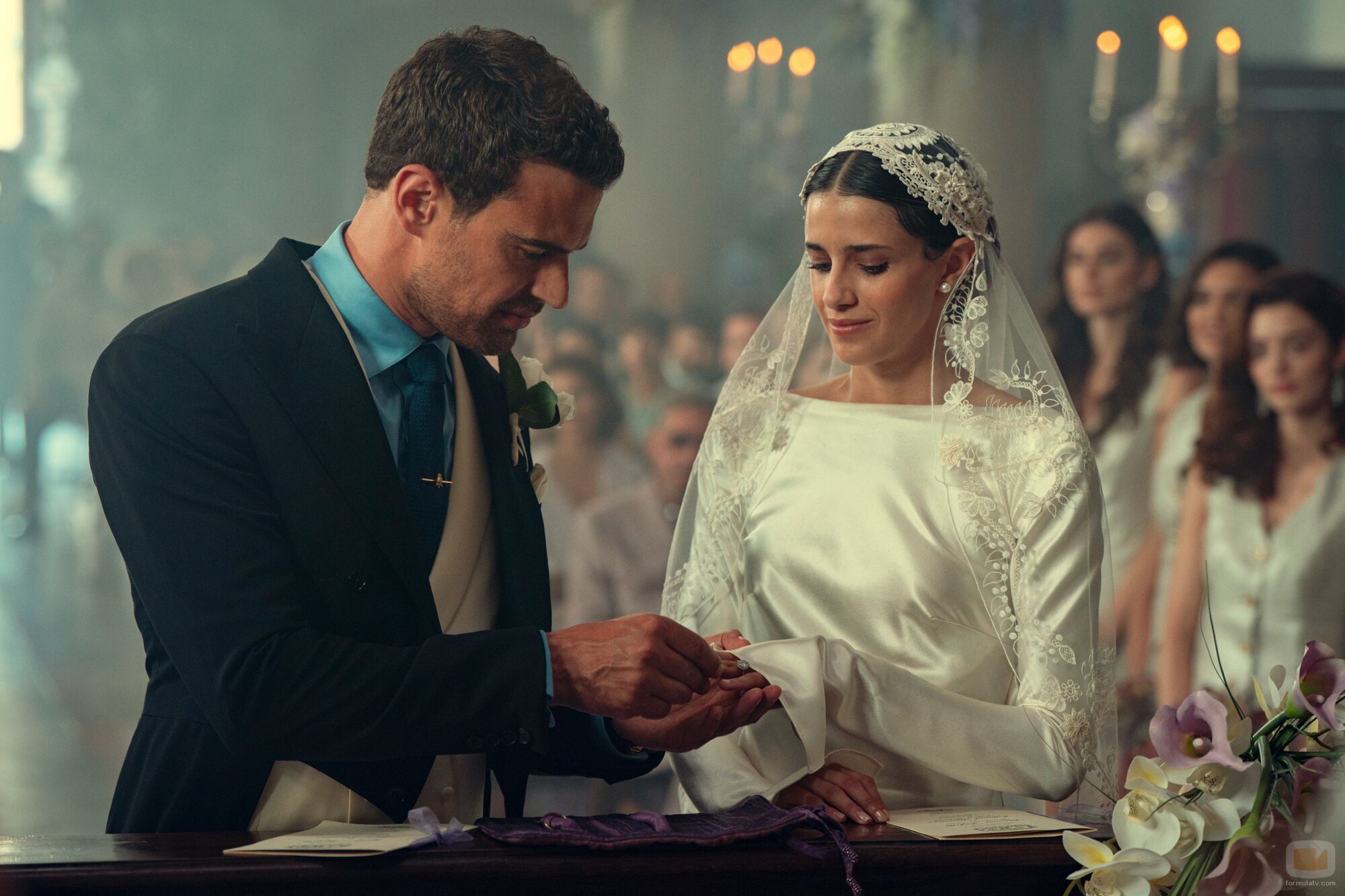 Benedetta Porcaroli y Theo James en 'Las campanas de San Domenico' de 'The Gentlemen: La serie'
