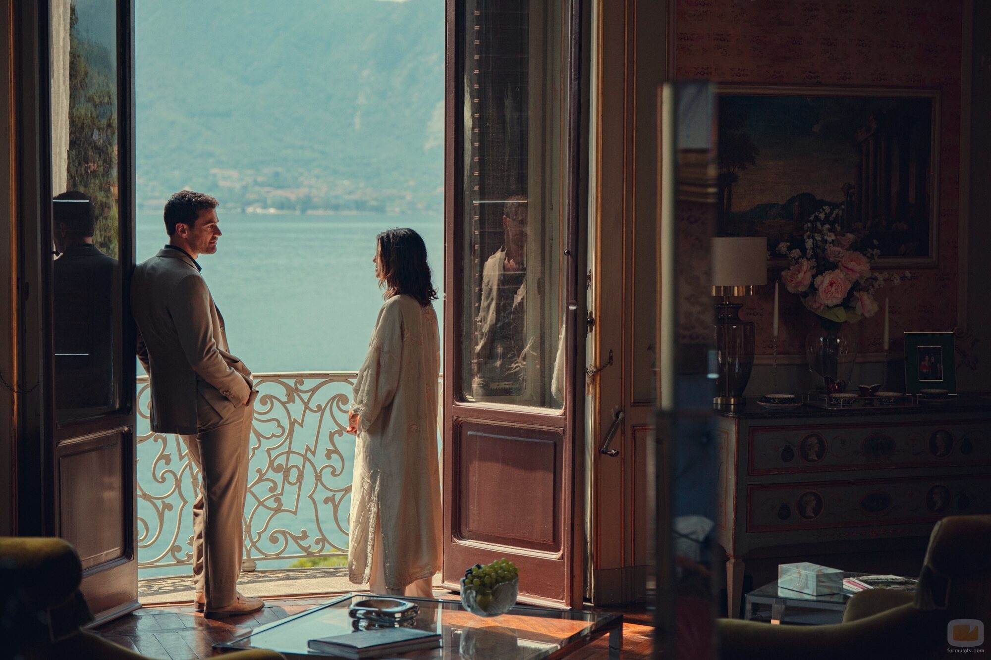 Benedetta Porcaroli y Theo James en Capítulo 6 titulado 'Las campanas de San Domenico' de 'The Gentlemen: La serie'