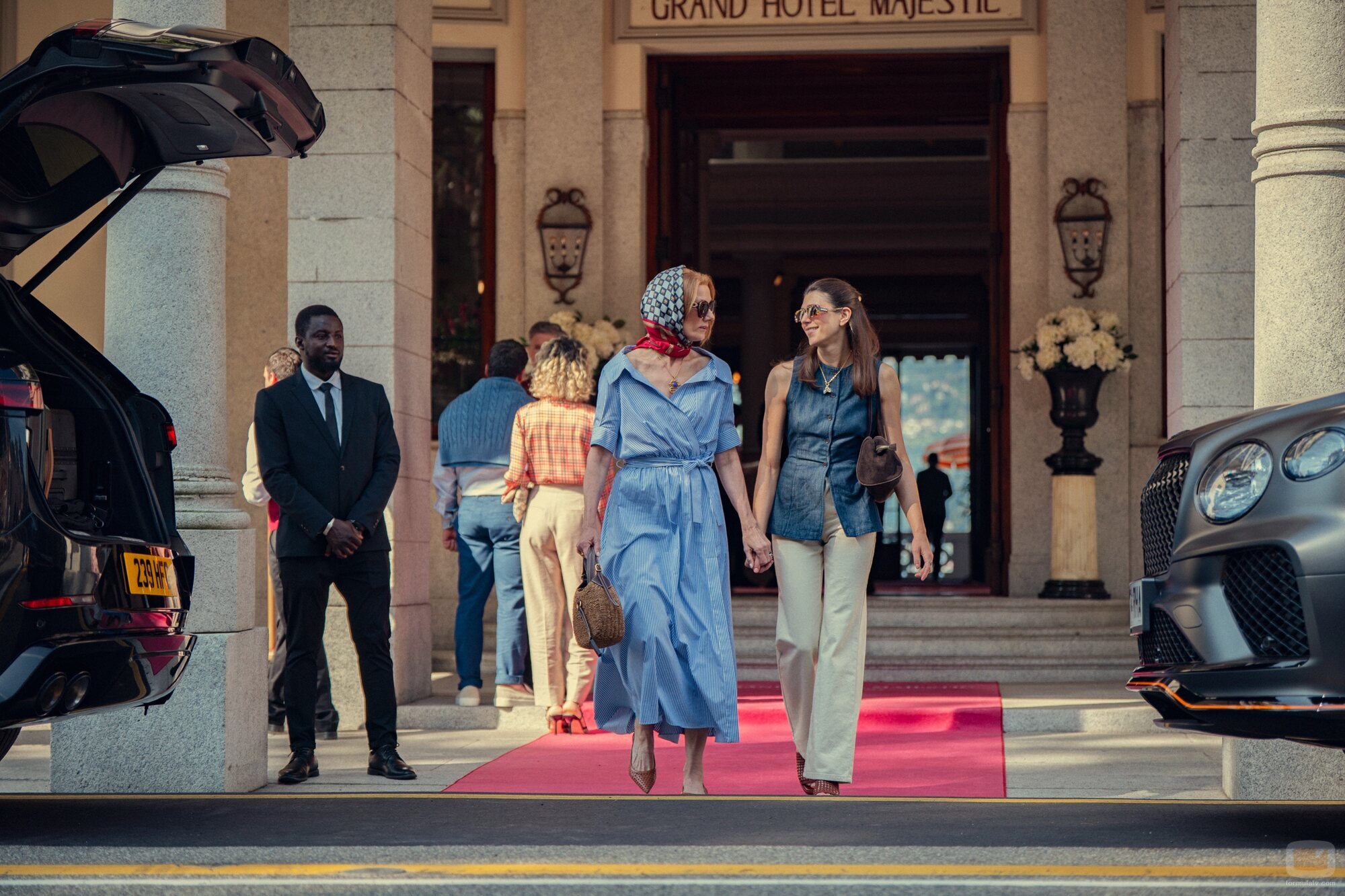 Joely Richardson y Jasmine Blackborow en 2x06 'Las campanas de San Domenico' de 'The Gentlemen: La serie'