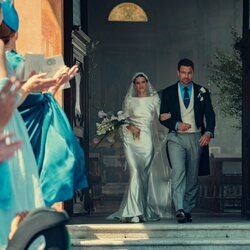 Theo James y Benedetta Porcaroli en 'Las campanas de San Domenico' de 'The Gentlemen'