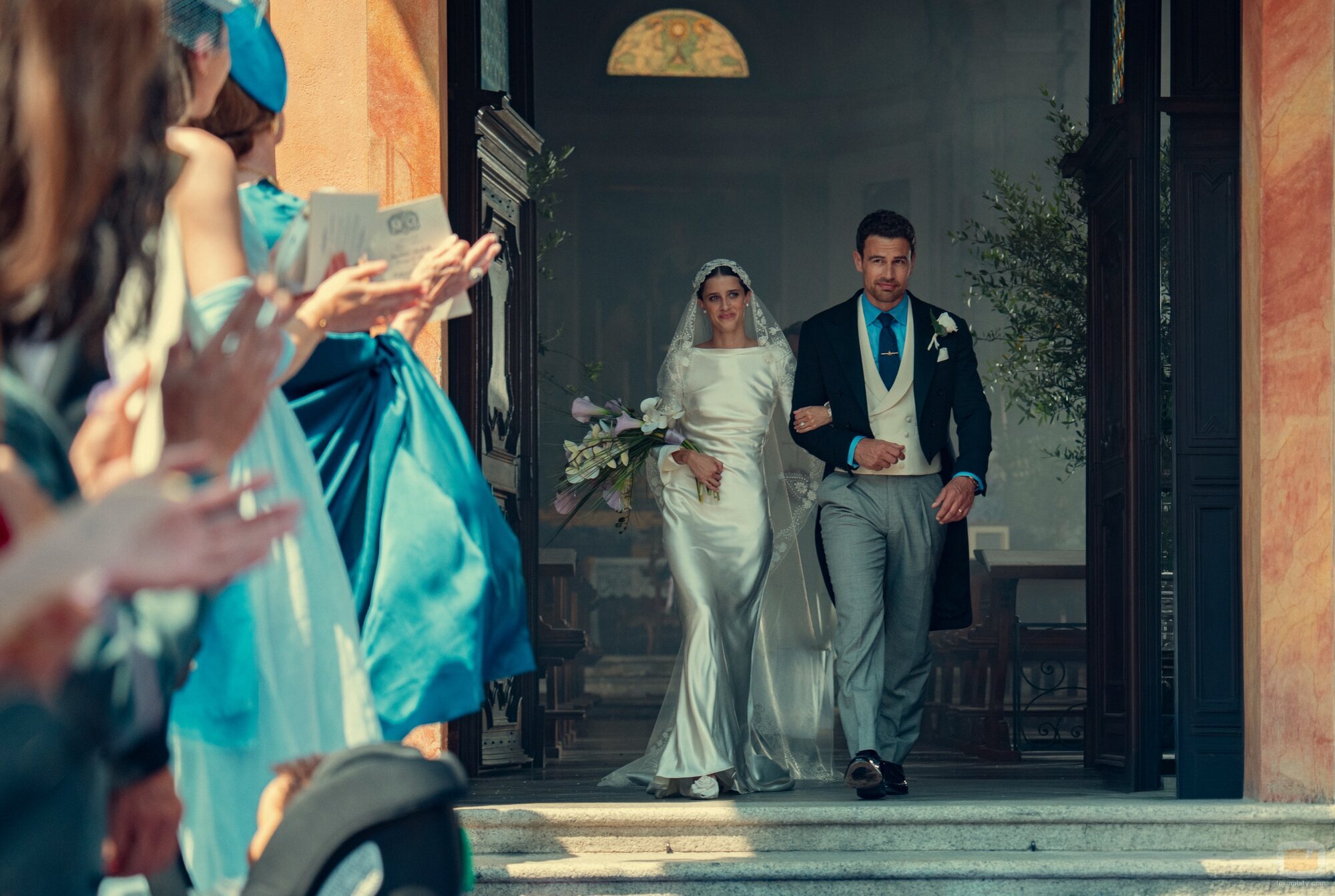 Theo James y Benedetta Porcaroli en 'Las campanas de San Domenico' de 'The Gentlemen'