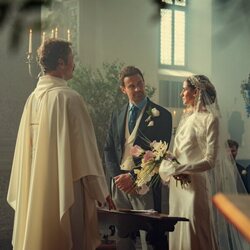 Theo James y Benedetta Porcaroli en 2x06 titulado 'Las campanas de San Domenico' de 'The Gentlemen: La serie'